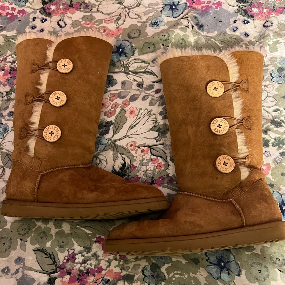 Women’s Bailey Triple Button Size 9 Uggs